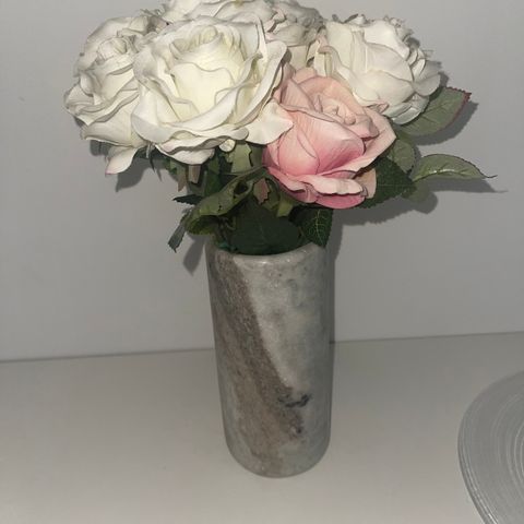 Kunstig blomster med vase