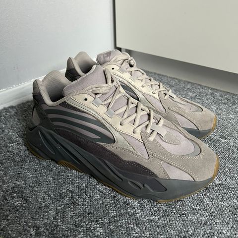 Yeezy Boost 700 V2 Tephra size 43