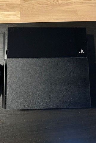 PlayStation 4 + 2 kontrollere