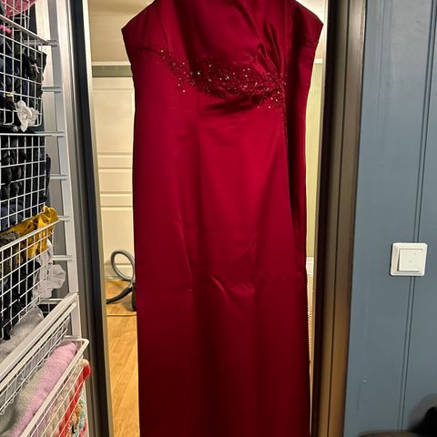 Rød selskaps kjole
