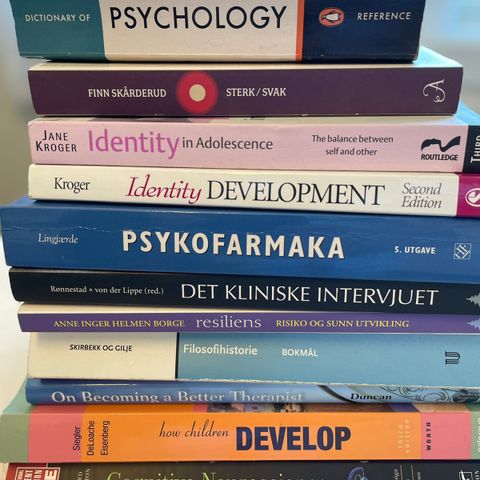 Diverse bøker om psykologi selges