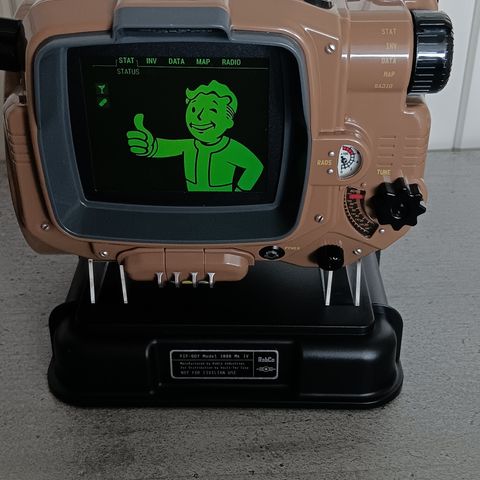 Fallout 4 Pip Boy og Fallout 4 Steel case spill og plakat