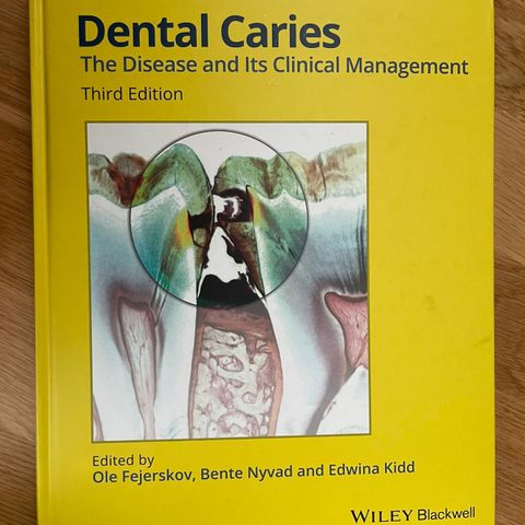 Diverse bøker til tannlegestudiet