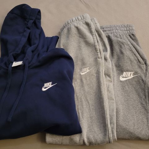 NIKE joggebukser og hettegenser