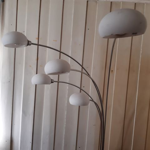 Lampe selges