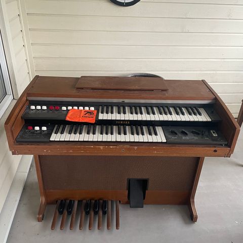 Elektrisk orgel gis bort