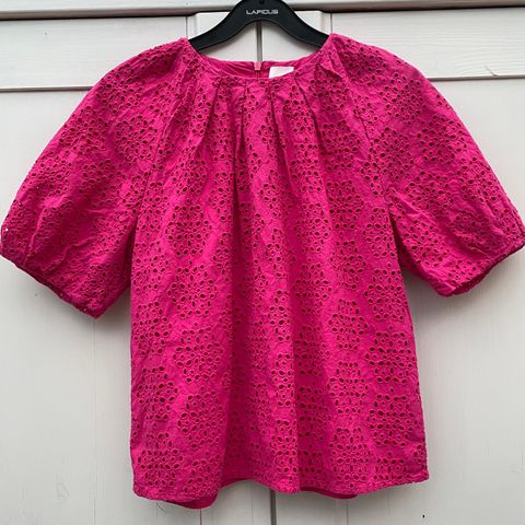 NYDELIG TOPP I ENGELSK BLONDE STOFF - FUCHSIA FARGE - 100% BOMULL