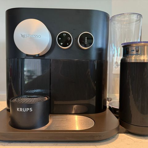 Nespresso kaffemaskin Expert & Milk XN601