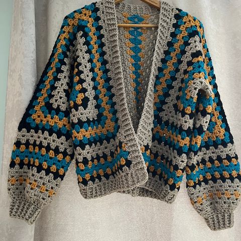 Cardigan heklet, ull