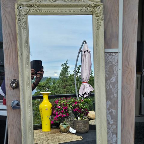 Vakkert fransk inspirert speil selges billig.