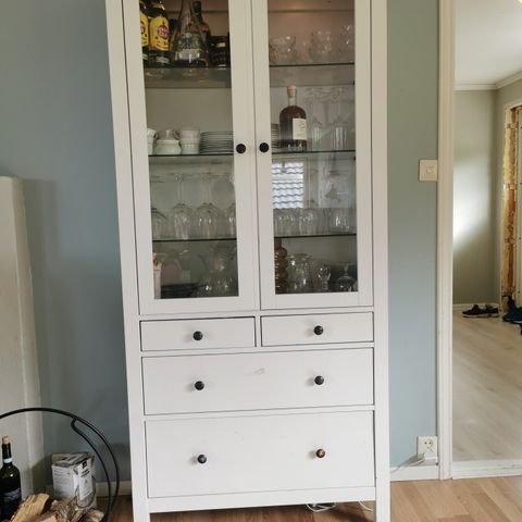 Hemnes vitrineskap