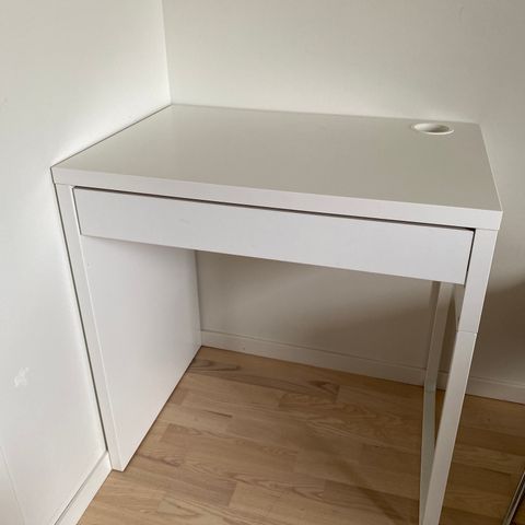 [RESERVERT] Hvitt IKEA-skrivebord