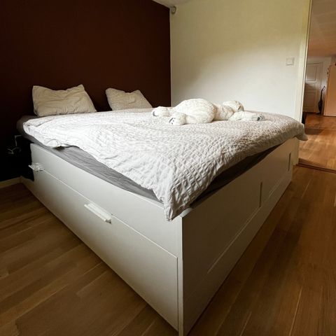 BRIMNES seng med ribbebunn og madrass. 160x200