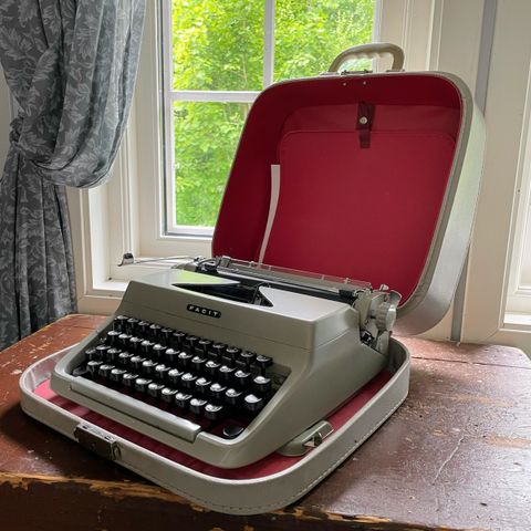 Imponerende Facit TPI 1963 portabel skrivemaskin med Rødt inventar