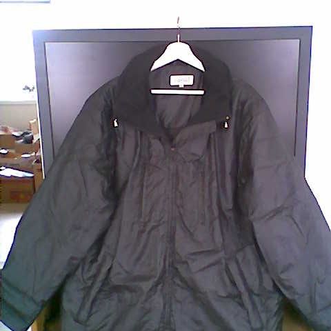 NY sort jakke med vattert fòr (nye sorte vanter inkludert) - str. 42