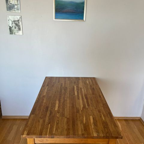 Spisebord i heltre selges (Reservert)