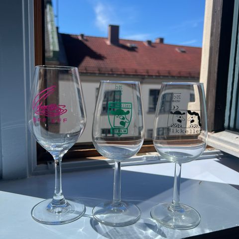 13 stk vinglass med logoer fra Eff Eff og Mikkeller