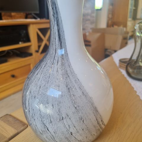 Vase gråsort/hvit