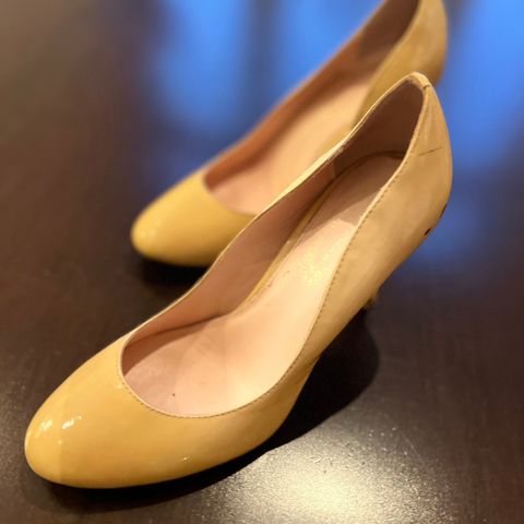 Elie Tahari beige lakk pumps