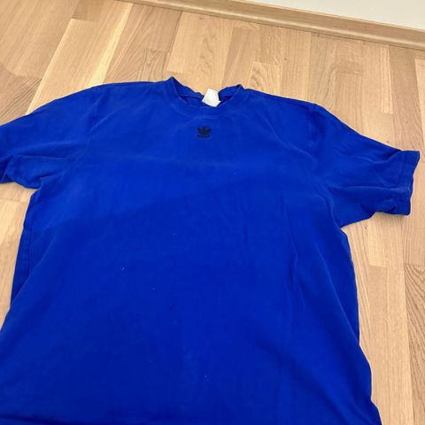 Blå Adidas t-skjorte str 42/L