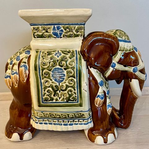 Flott elefant  i keramikk/ elefant pidestall