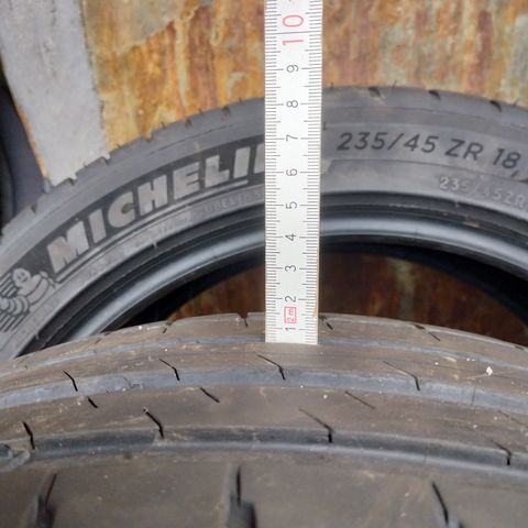 Michelin Pilot Sport 4 - 235/45 ZR18