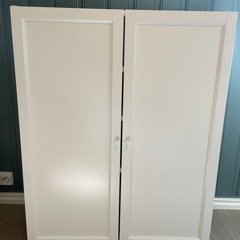 Billy bokhylle fra IKEA, hvit med Oxberg dører. 80x30x106 cm