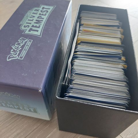 1 stor boks med masse pokemon kort oppi.