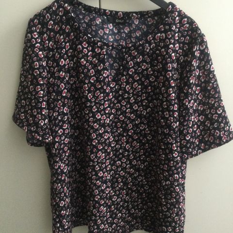 Blomstrete bluse fra Only