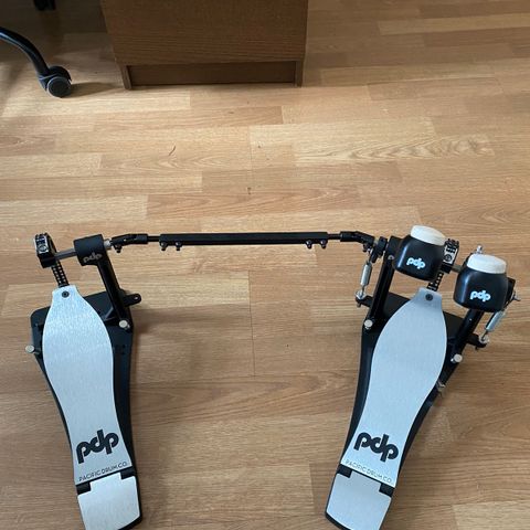 Dobbelbass pedal selges