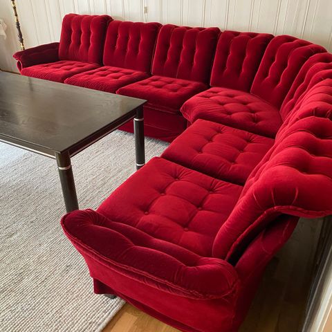 Sofa i elegant rød velur