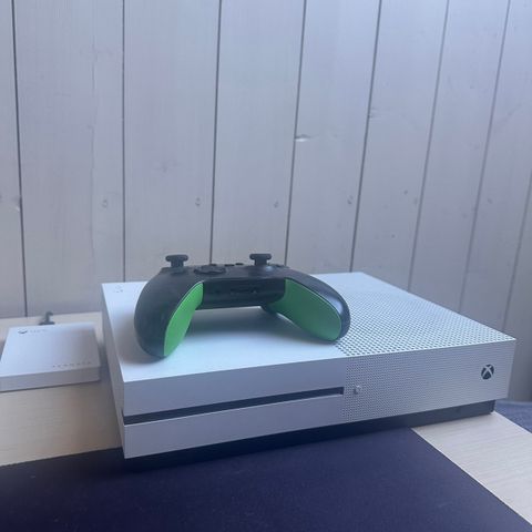 Xbox One S med tilbehør