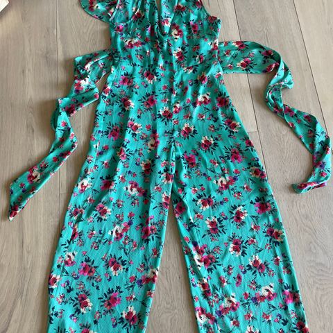 Sommerlig  jumpsuit.