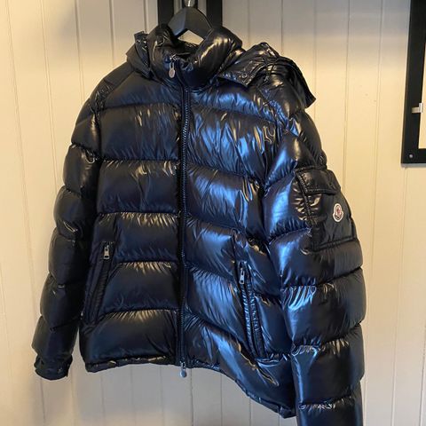 Moncler Maya selges