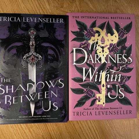 The Shadows Between Us duology fra Fairyloot selges!