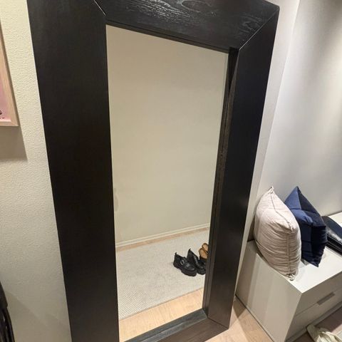 Stort speil med svart ramme