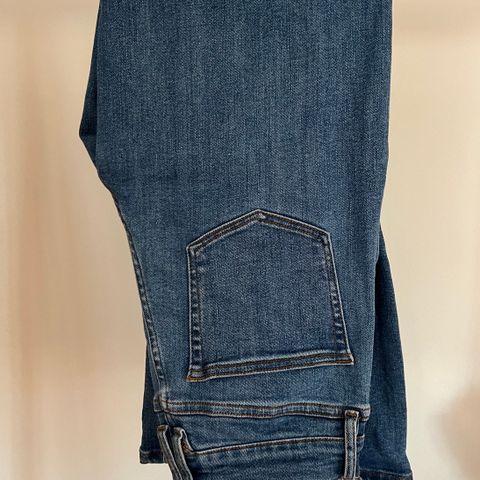 Ivy Copenhagen jeans selges. Nypris rundt 1400 kr.