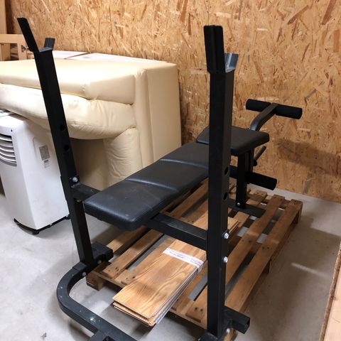 Benkpress og pull-up apparat