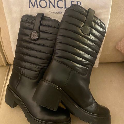 MONCLER skinnstøvler i str. 39/38, ubrukte