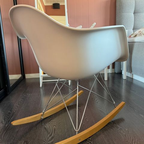 Ubrukt original Eames gyngestol