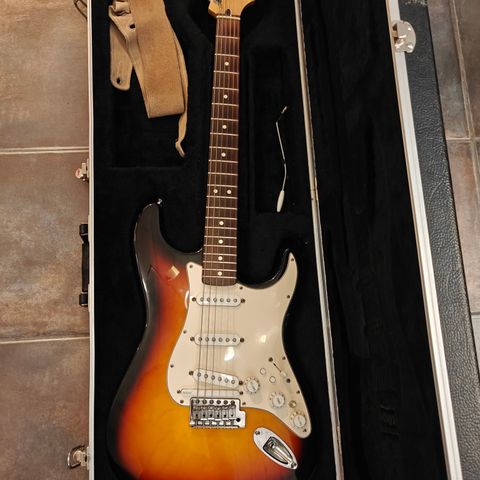 Fender Stratocaster (med innebygd Roland gk-3)