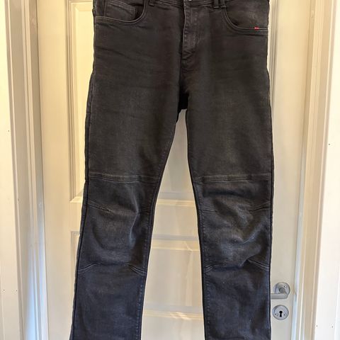 Mc bukse kevlar selges. Str: 34-32 (Svart jeans)