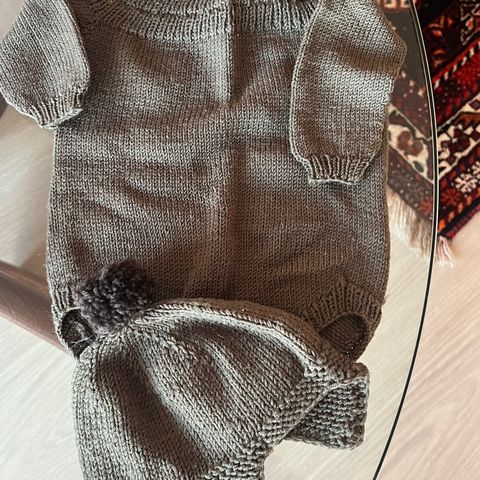 Veldig fine hjemmestrikkede klær til baby: 0 - 1 år.