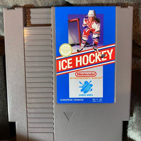 Ice Hockey NES-HY-EEC orginal Nintendo spill fra 1988. Prisen er ikke prutbar.