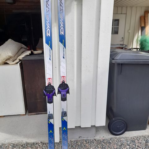 Telemarkski med skisko selges.