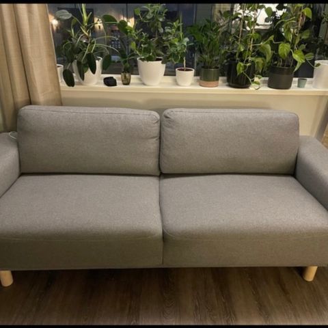 Utrolig fin sofa selges