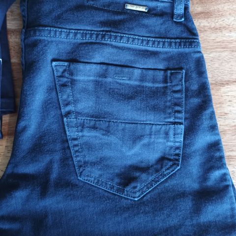 Mørk blå jeans fra Diesel str 16 år selges kr 100,-