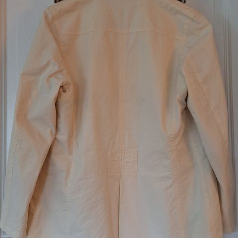 Burberry trench coat. Str 38 Farge: Kremfarget