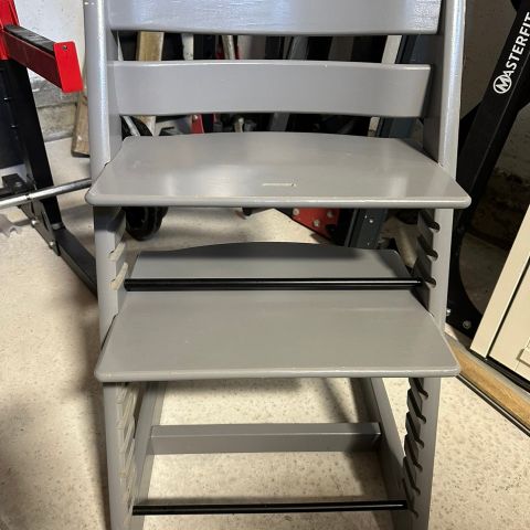 Grå tripp trapp stol (ny modell)