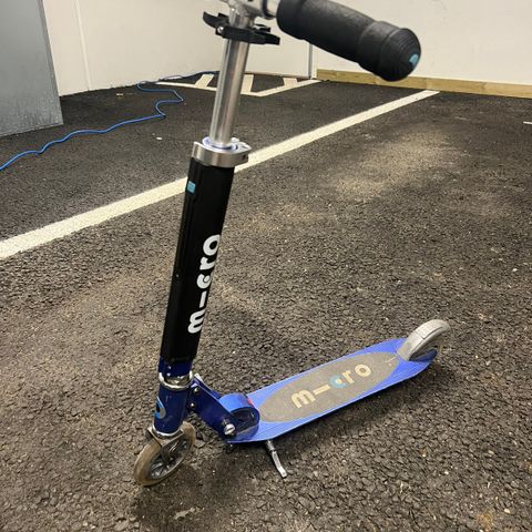 MicroSprite saphire blue scooter med led